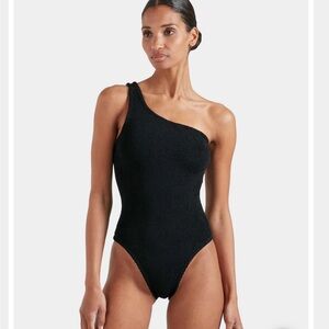 BNWT Hunza G Black Nancy One Shoulder Swimsuit